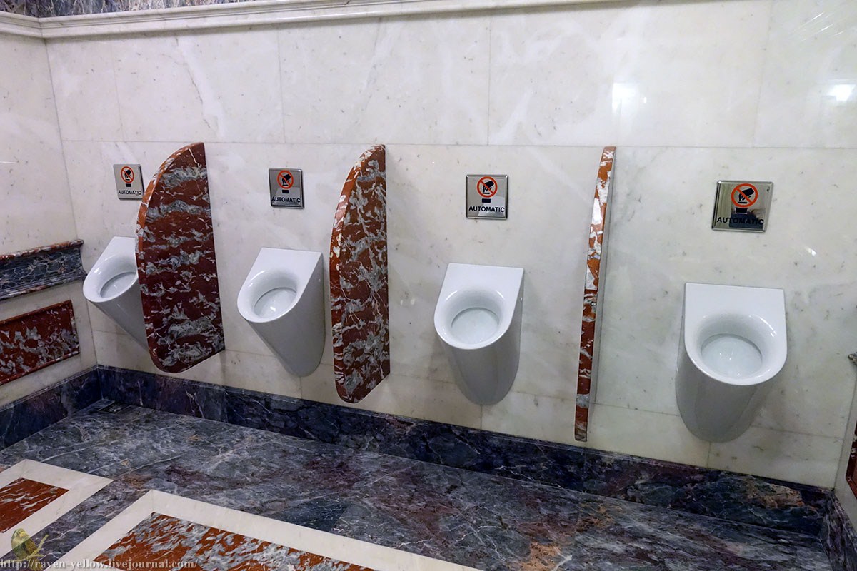 Туалет в цуме. Исторический туалет в ГУМЕ. Туалет в ГУМЕ Москва. Музей туалетов. Музей туалета в Москве.